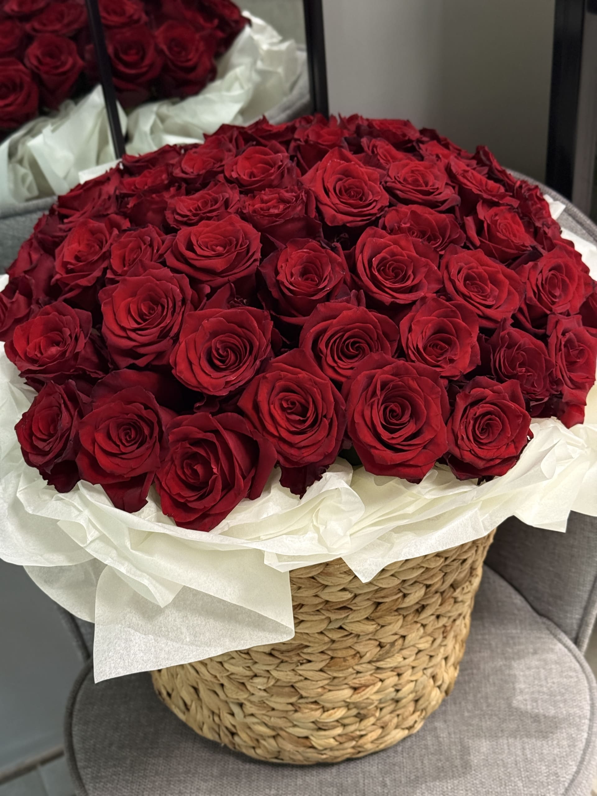 kompozitsiya-v-korzine-red:-simvol-strasti