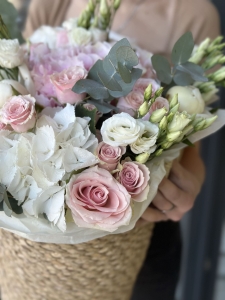 Композиция в корзине Эйр Кисс: дыхание любви в каждом лепестке kompozitsiya-v-korzine-eyr-kiss:-dyhanie-lyubvi-v-kazhdom-lepestke