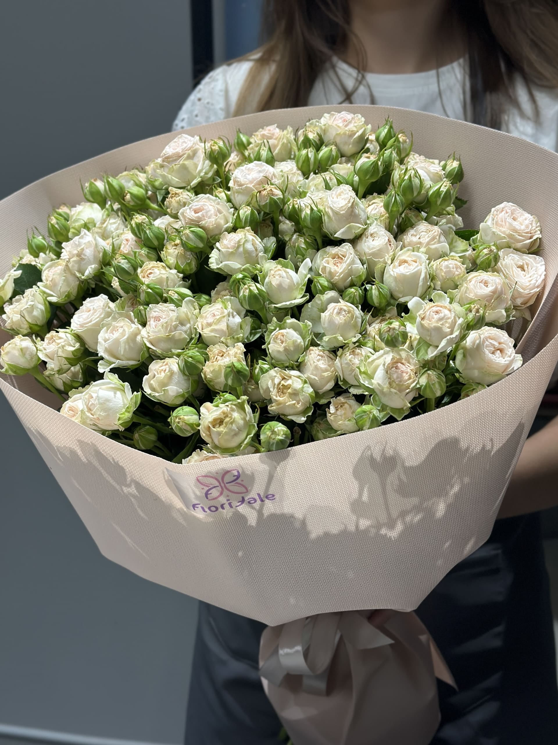 Букет кустовых роз Идеаль: лучший выбор для первого свидания buket-kustovyh-roz-idealy:-luchshiy-vybor-dlya-pervogo-svidaniya