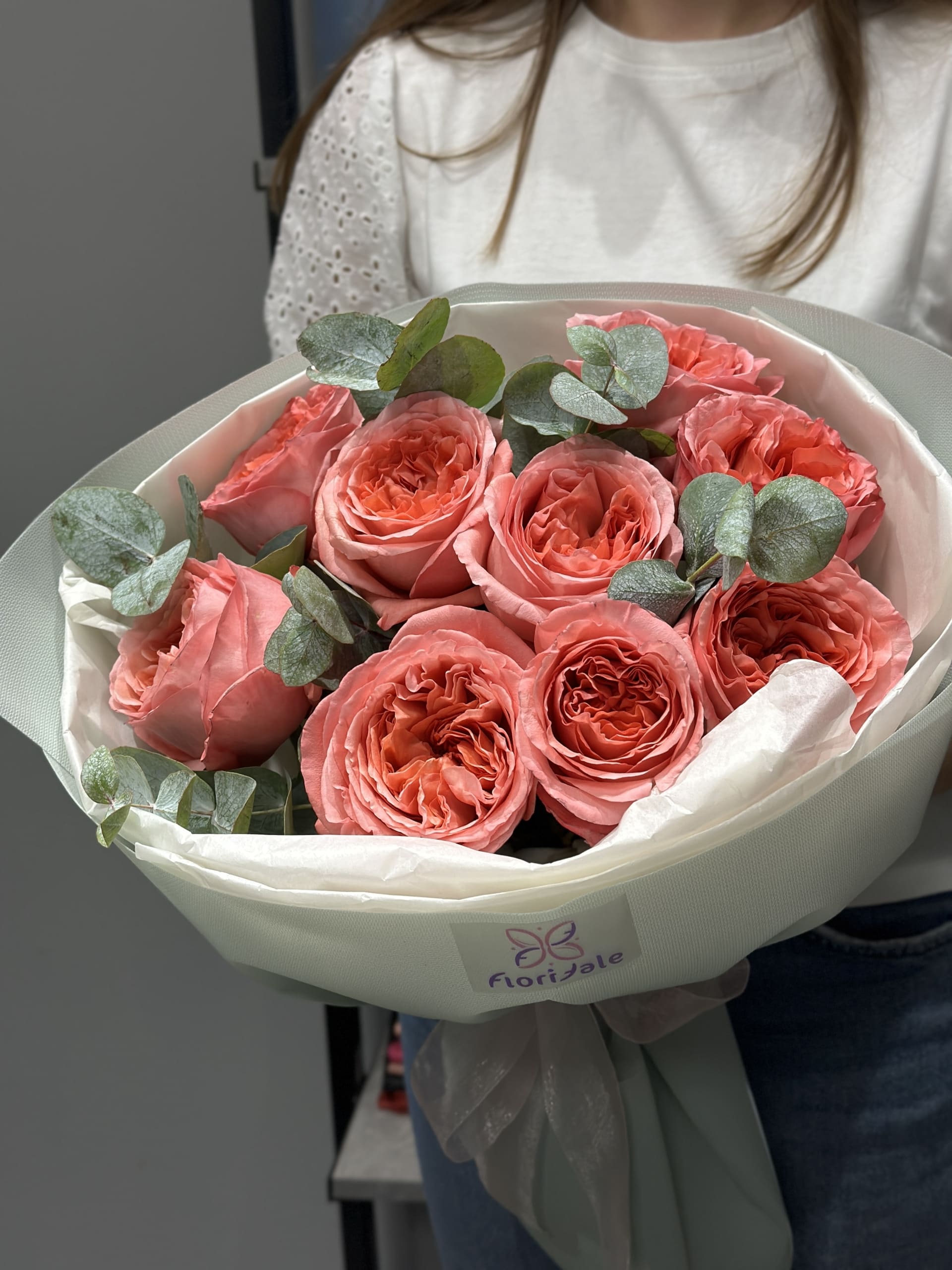 Букет пионовидных роз Коралл: прикосновение изысканности buket-pionovidnyh-roz-korall:-prikosnovenie-izyskannosti